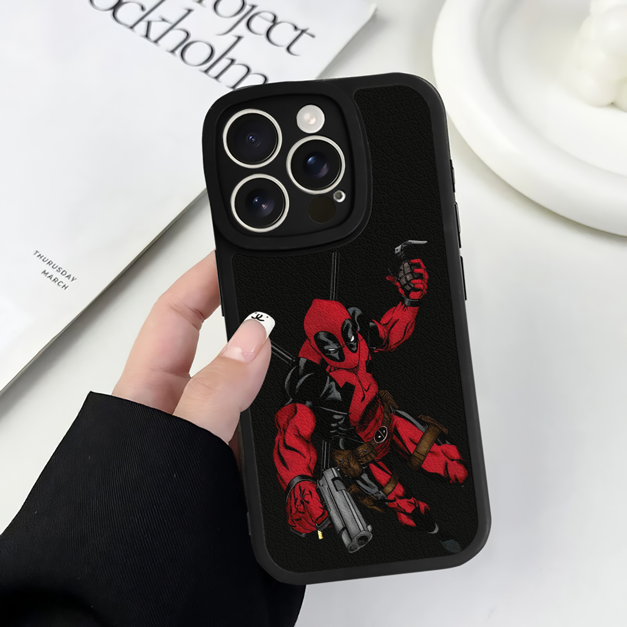 （画像用） Deadpool デッドプール 【iPhone 16シリーズ対応】シリコンスマホケース（レザー調） 材質：シリコン